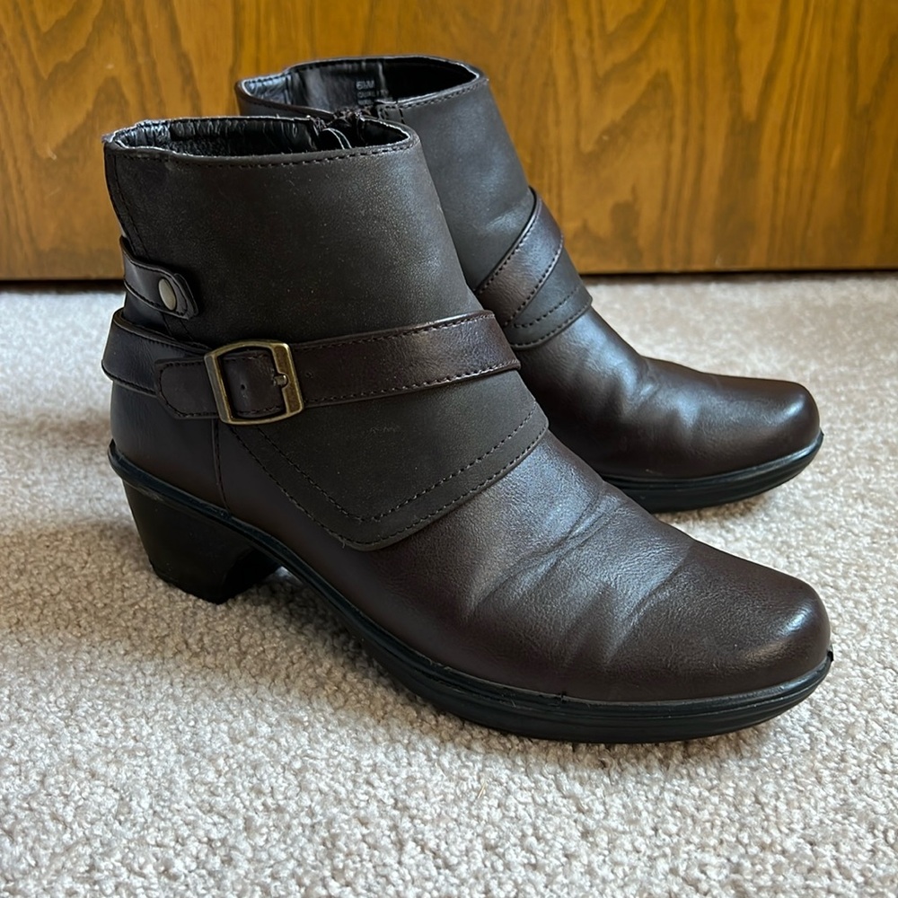 Easy Street Comfort Wave Dark Brown Faux Leather Ankle Boots  Size 6.5